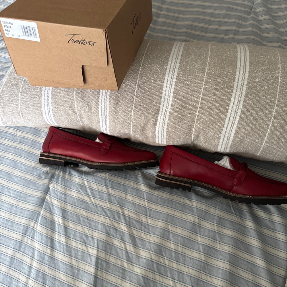 Trotters women’s  Red Loafers
